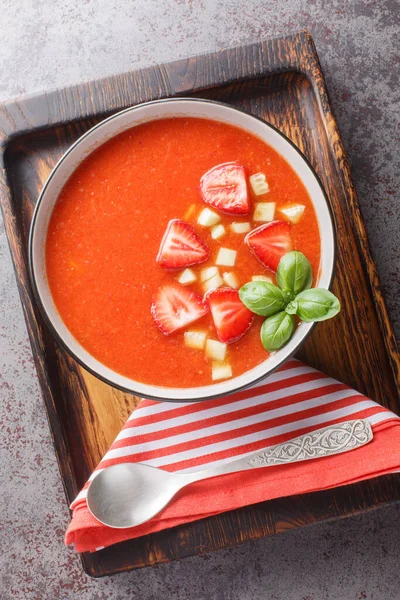 Letnia Zupa Gazpacho Truskawkami Pomidorami Ogórkami Bazylią Misce Stole Pionowy — Zdjęcie stockowe