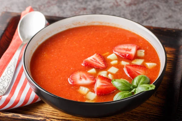 Soupe Gaspacho Aux Fraises Froides Sur Une Planche Bois Gros — Photo