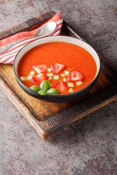 Spanska Tomatsoppan Gazpacho Med Jordgubbar Gurkor Och Basilika Närbild Skål — Stockfoto
