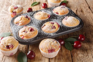 Taze kirazlı kekler masaya yakın plan şeker serpiştirilmiş muffin kutusu. Yatay