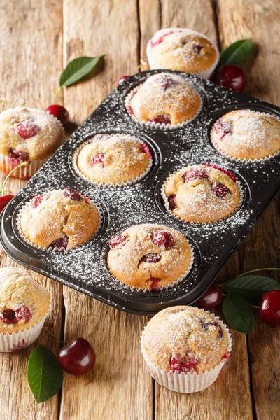 Muffin Ciliegie Fatti Casa Nelle Fodere Dei Cupcake Ciliegie Fresche — Foto Stock