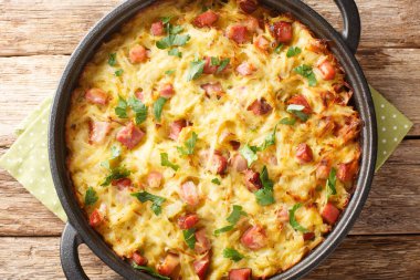 Izgara patates püresi, pırasa, yumurta ve masada yakın plan füme domuz pastırması. Yukarıdan yatay üst görünüm