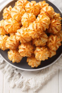 Hindistan cevizli kurabiyeler. Masanın üstündeki tabağa yakın. Yukarıdan dikey üst görünüm