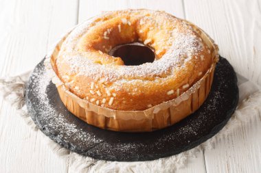 Ev yapımı Ciambella masanın üzerinde duran klasik bir İtalyan yüzük şeklinde kek. Yatay