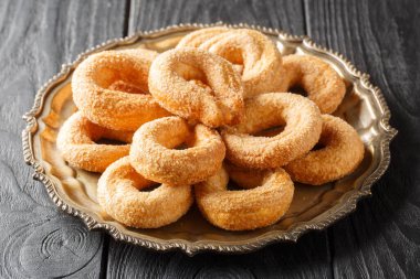 Torcetti tipik İtalyan bisküvileri masadaki tabağa yakın çekim yapar. Yatay