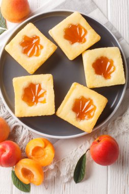 Masaya yakın plan kayısı ile doldurulmuş enfes taze pasta. Yukarıdan dikey üst görünüm