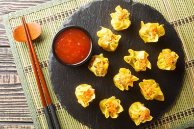 Shumai karidesi Siu Mai ya da Shao Mai olarak da telaffuz edilir ve Çin usulü yakın planda servis edilen Çin usulü buharda pişirilmiş popüler bir mantı türüdür. Yukarıdan yatay üst görünüm