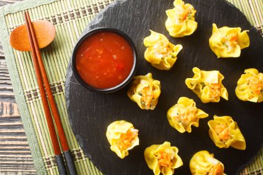 Shumai, karides ya da yengeç dolu geleneksel bir Çin hamur tatlısı türüdür. Yukarıdan yatay üst görünüm