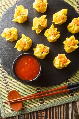 Siu Mai ya da Shumai ünlü Çin böreklerinden biri masanın üzerinde. Yukarıdan dikey üst görünüm