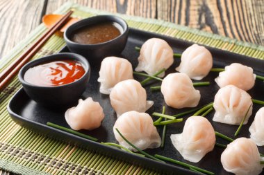 Geleneksel Çin usulü hamur köftesi Dim Sums Har gow ile karidesli ve masaya yakın soslu. Yatay