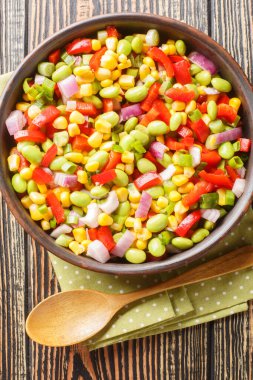 Sebze salatası, fasulye, dolmalık biber, mısır, domates ve soğan. Masanın üzerinde yakın plan. Yukarıdan dikey üst görünüm