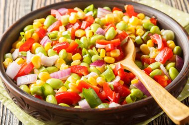 Lezzetli salata edamame soya fasulyesi, dolma biber, mısır, domates ve soğan ile pişirilir. Yatay
