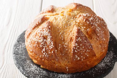 Mona ya da Mona kokulu portakal aromalı Brioche ekmeği ahşap masada yakın plan. Yatay