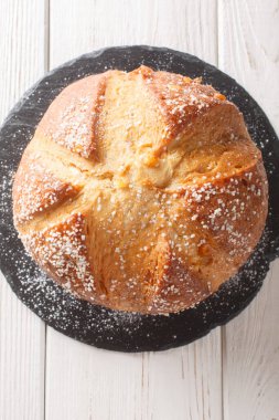 Mouna ya da Mona tatlı ekmek ya da büyük miktarda tereyağlı ve portakal çiçeğiyle tatlandırılmış brioche hamuru. Yukarıdan dikey üst görünüm