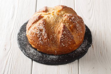 Kuzey Afrika ve Fransız tatlı paskalya brioche 'si masaya yakın bir tabakta ekmek monte eder. yatay