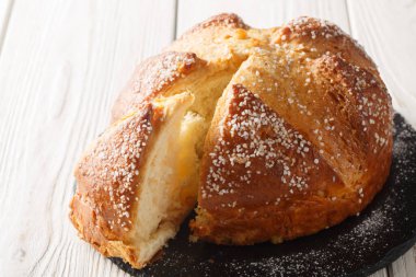 Mouna portakal çiçeği kokulu Brioche ekmeği ahşap masada yakın plan. Yatay