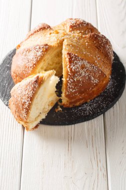 Lezzetli, pofuduk, paskalya çörekleri masanın üzerindeki tabakta yakın plan ekmeklere monte ediliyor. Dikey