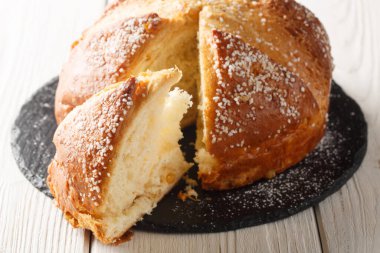 Mouna, Aslen Cezayir 'de ahşap masaya yakın çekim yapan, Paskalya' da servis edilen kubbe şeklinde bir brioche. Yatay