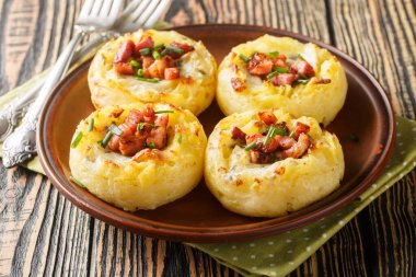 Peynirli patates püresi, domuz pastırması ve soğan yakın plan bir tabakta masada. Yatay