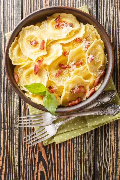 Pastas Girasoli Con Queso Suave Hojas Albahaca Tocino Plato Sobre — Foto de Stock
