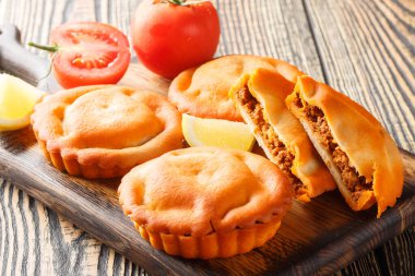 Tielle Setoise, Sete 'den bir ahtapot ve domatesli turta. Masadaki tahta üzerinde yakın plan. Yatay