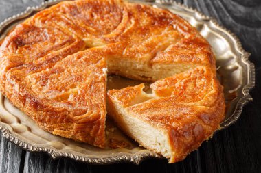 Kouign amann geleneksel Fransız tatlı pastası masadaki tabağa yakın çekim. Yatay