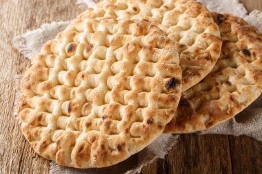 Otantik Yunan pidesi ekmeği ahşap masaya yakın çekim. Yatay