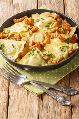 Üçgen İtalyan hamur köfteli makarnalı üçgen mantarlı, soğanlı ve otlu makarnalı bir masa. Dikey