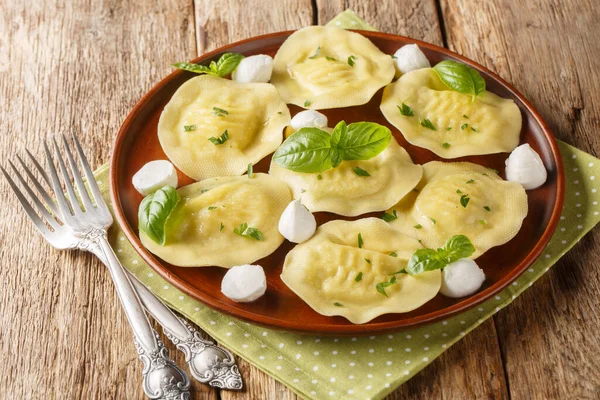 Authentische Italienische Knödel Pasta Cappellacci Friarielli Mit Mozzarella Und Kräutern — Stockfoto