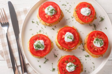 Yumurta hamurunda kabak ve kremalı sarımsak sosu ve masada yakın plan taze domatesler. Yukarıdan yatay üst görünüm
