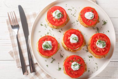 Kızarmış kabak, domates, dereotu, mayonez ve sarımsak sosu masanın üstünde yakın plan. Yukarıdan yatay üst görünüm