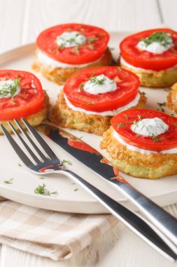 Kremalı sarımsak soslu kızarmış kabak ve masada yakın plan taze domatesler. Dikey