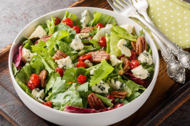 Kurutulmuş kirazlı Amerikan Michigan salatası, mavi peynir ve masaya yakın soslu vinaigrette soslu fındık. Yatay