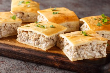 Lezzetli bir kahvaltı sosisli krem peynirli krem peynirli rulo masaya yakın çekim. Yatay