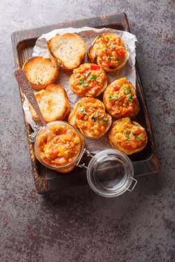 Masanın üzerinde patlıcan, domates, biber, soğan ve yakın plan sarımsak ile hazırlanmış ızgara sebze ezmesi ya da sos. Yukarıdan dikey üst görünüm