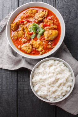 Klasik Burma usulü tavuk körisi, zerdeçal, zencefil, sarımsak, biber ve limon otuyla kokulu hafif baharatlı köri yaptı. Yukarıdan dikey üst görünüm