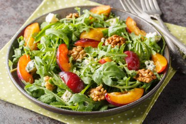 Masada roka, gorgonzola peyniri ve cevizli ev yapımı erik salatası var. yatay