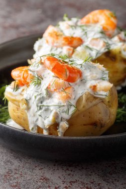 İsveç usulü ekşi krema soslu patates ve karidesi masaya yakın plan koy. Dikey