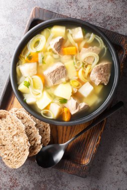 Kottsoppa, İsveç ve Finlandiya 'da masada yakın planda yenen temiz bir et ve sebze çorbasıdır. Yukarıdan dikey üst görünüm