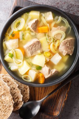 Lezzetli dana eti çorbası, patates, havuç, pırasa, kereviz ve havuç çorbası masanın üstünde yakın plan. Yukarıdan dikey üst görünüm