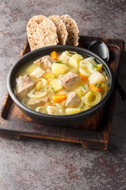 Fin ve İsveç Kottsoppa çorbasını et, patates, havuç, pırasa, kereviz ve havuç ile birlikte masaya yakın plan koyun. Dikey