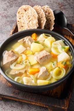 Kottsoppa, İsveç ve Finlandiya 'da masada yakın planda yenen temiz bir et ve sebze çorbasıdır. Dikey