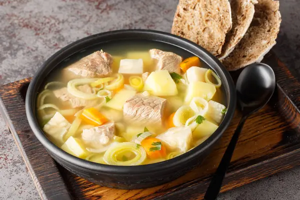 Kaynamış et, doğranmış havuç, soğan, havuç, havuç, kereviz ve pırasa karışımlı Kottsoppa çorbası. Yatay