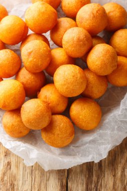 Tahta masaya yakın Tayland usulü kızarmış patates köftesi. Yukarıdan dikey üst görünüm