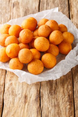Tahta masaya yakın Tayland usulü kızarmış patates köftesi. Dikey
