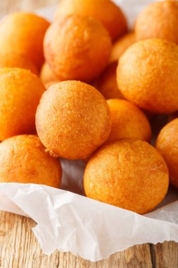 Kanom kai nok krata ya da kızarmış tatlı patates topları, ahşap masada Tayland sokak yemekleri arasında yaygın olarak kullanılan bir yemektir. Dikey