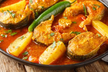 Pabda macher jhol Bengal balığı tabağı ahşap masadaki tabağa yakın çekim. Yatay