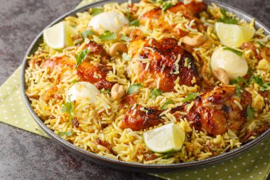 Baharatlı tavuk pulao, polao, biryani, mandi, kacchi ve masanın üstünde yumurta kapağı. Yatay