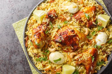 Baharatlı tavuk pulao, polao, biryani, mandi, kacchi ve masanın üstünde yumurta kapağı. Yukarıdan yatay üst görünüm