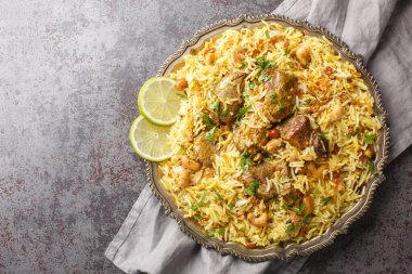 Pilaf Kachchi biryani, partilerde, kutlamalarda ve masadaki düğünlerde sunulan popüler bir yemektir. Yukarıdan yatay üst görünüm